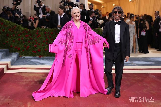 PIERPAOLO PICCIOLI & GLENN CLOSE - MAY 2 2022 - NEW YORK GETTY (사진제공 : 발렌티노)