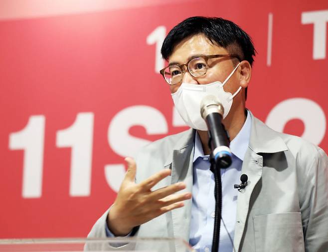 3일 오후 11번가 서울스퀘어 사옥에서 진행된 타운홀 미팅에서 하형일 사장이 11번가의 균형 성장 전략에 대해 설명하고 있다.