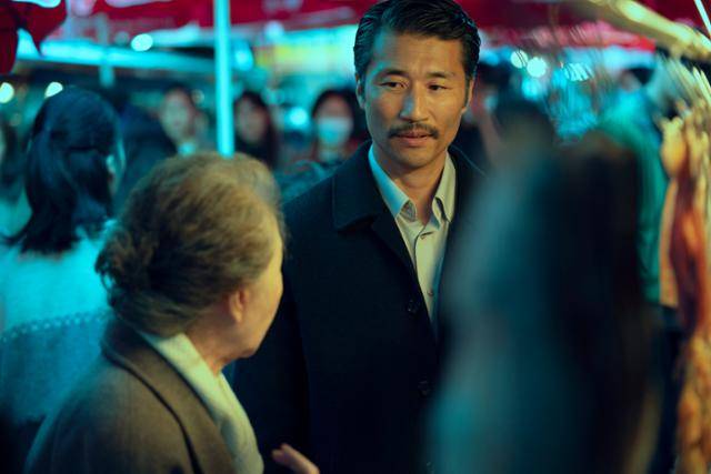 드라마 '파친코'에서 재일교포인 모자수(오른쪽·박소희)가 그의 어머니인 선자(윤여정)와 부산 영도 수산물 시장을 찾아 얘기를 나누는 장면. 재일교포 3세인 박소희는 "한국은 제 할머니처럼 언제나 그리워하는 존재"라며 "한일전이 있을 때 언제나 한국 팀을 응원한다"고 말했다. 애플TV+제공