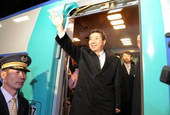퇴임한 노무현 전 대통령이 서울역에서 KTX 열차에 올라 환송 나온 전직 장관들과 비서들에게 손을 들어 인사하고 있다. [청와대기자단]