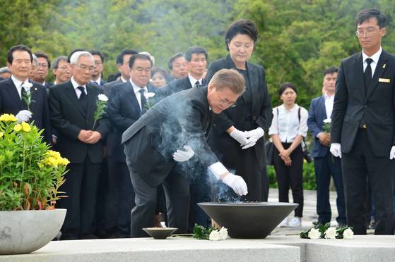 노무현 대통령 서거 8주기 추도식 행사가 경남 김해시 진영읍 본산리 봉하마을 노무현 전 대통령 묘역에서 열렸다.추도식을 마친 문재인 대통령과 부인 김정숙 여사가 노 전대통령 묘역을 참배하고 있다.사진공동취재단