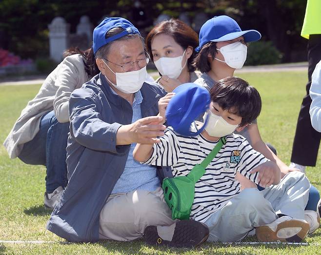 문 대통령이 한 어린이에게 모자를 전해주고 있다. 청와대사진기자단