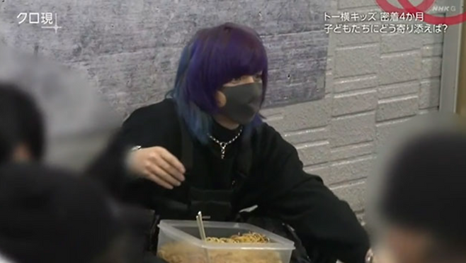 토요코 아이들을 돕는 하울 씨 (사진: NHK 캡처)