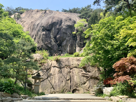 Neoreok bawi (Broad-flat rock) in Seokpajeong [LEE JIAN]