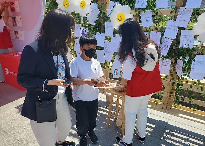 5일 서울 독립문역 '제12회 국제어린이마라톤대회' 오프라인 부스에 마련된 '어린이날 선언문' 코너에 참여 중인 아이들. [촬영 이상서]