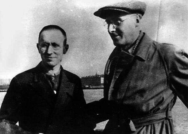 독일의 극작가 베르톨트 브레히트(왼쪽)와 소련의 아방가르드 예술가 세르게이 트레티야코프(오른쪽). 문학과지성사 제공