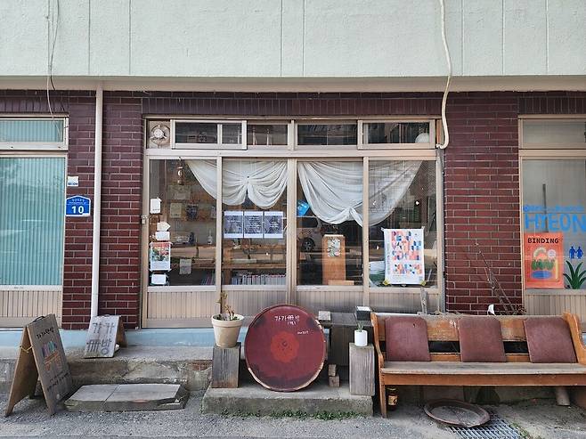 지역 작가들이 만든 기념품을 파는 ‘가가상점’. 허윤희 기자