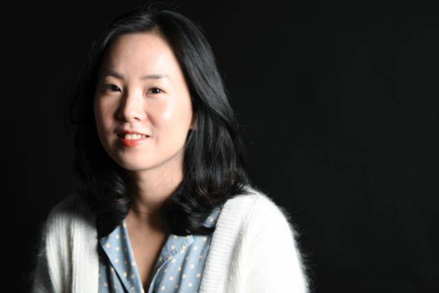 '유진과 데이브'를 펴낸 서수진 작가가 지난달 29일 한국일보와 인터뷰하고 있다. 호주에서 한국어를 가르치며 글을 쓰는 서 작가는 코로나로 인해 지난 2년간 한국에 들어오지 못했다. 이번 인터뷰는 국내 매체와의 첫 대면 인터뷰다. 김하겸 인턴기자