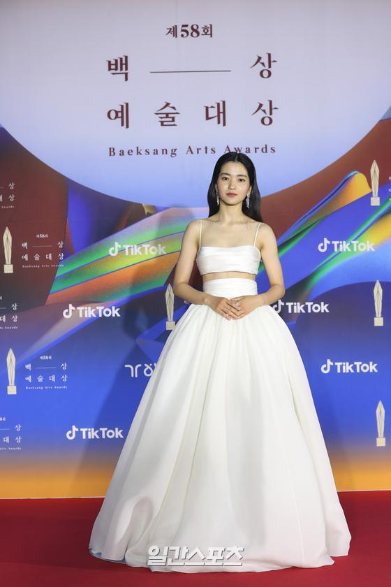 Actor Kim Tae-ri poses at the 58th Baeksang Arts Grand Prize red carpet event held at the Korea International Exhibition Center in Goyang Ilsan, Gyeonggi Province on the afternoon of the 6th.The Baeksang Arts Awards, the only comprehensive arts awards ceremony in Korea that includes TV, film and theater, will be held at the 4th Hall of the Korea International Exhibition Center in Goyang Ilsan from 7:45 pm on May 6.You can meet live on JTBC, JTBC2 and JTBC4. It will be broadcast live on TikTok.