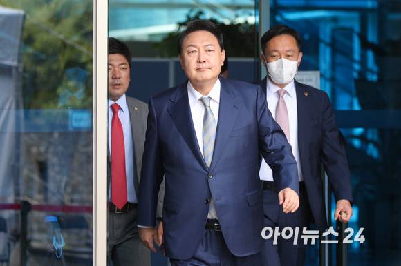 윤석열 대통령 당선인이 6일 오후 서울 종로구 통의동 대통령직인수위원회에서 나와 이동하고 있다. [사진=김성진 기자]