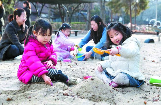 서울 양천구 목동 4단지 놀이터에서 어린이들이 엄마와 함께 모래놀이를 하고 있다. 김상선