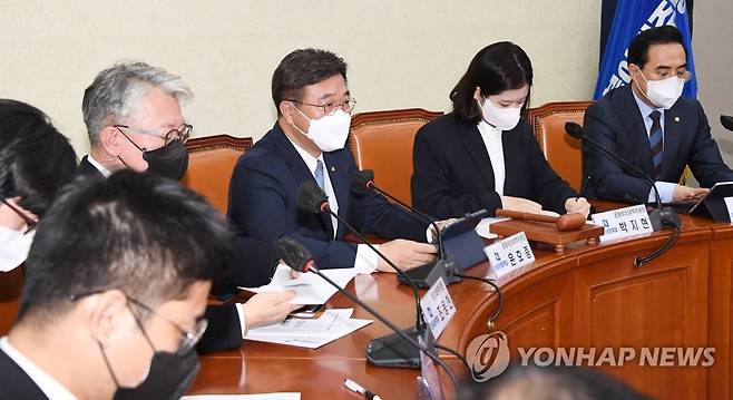 발언하는 윤호중 공동비상대책위원장 (서울=연합뉴스) 하사헌 기자 = 더불어민주당 윤호중 공동비상대책위원장이 6일 서울 여의도 국회에서 열린 비상대책위원회의에서 발언하고 있다. 2022.5.6 [국회사진기자단] toadboy@yna.co.kr