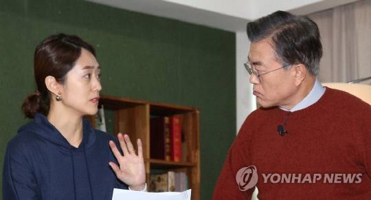 청와대 부대변인에 내정된 고민정 전 KBS 아나운서가 2017년 서울 마포구 한 스튜디오에서 '주간 문재인' 촬영에 앞서 문재인 대통령과 대화하고 있다.[사진=연합뉴스]