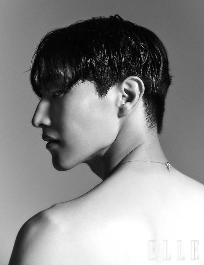 네크리스는 Bottega Veneta.