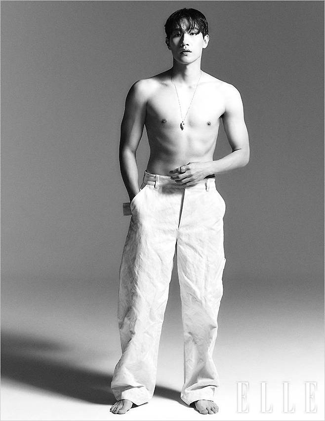 화이트 팬츠와 네크리스, 링은 모두 Bottega Veneta.