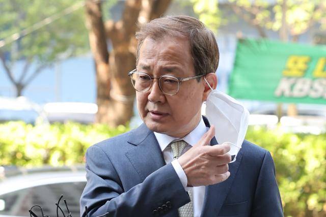 김인철 부총리 겸 교육부 장관 후보자가 3일 오전 서울 여의도 한국교육시설안전원에 마련된 후보자 사무실 앞에서 사퇴 입장을 밝히고 있다. 연합뉴스