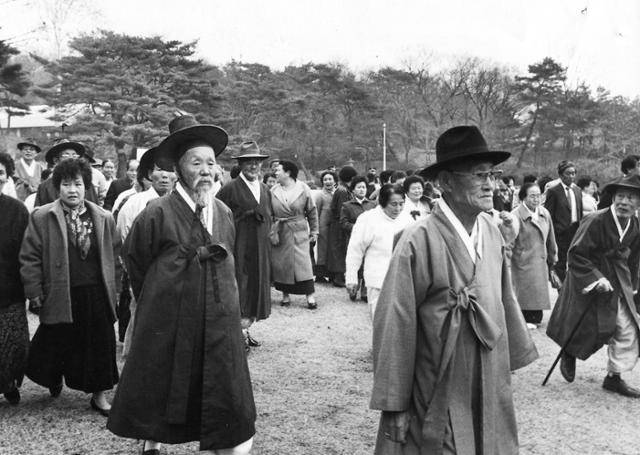 1989년 2월 24일 이날부터 25일간 청와대개 국빈들에게 개방됨에 따라 전국 각지에서 올라온 5천여명의 일반시민들이 경내를 둘러보고 있다. 한국일보 자료사진