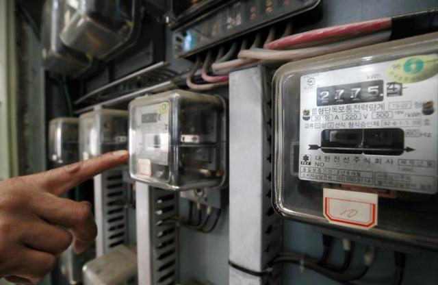 정부와 한국전력은 2분기 연료비 조정단가를 동결했지만 기준연료비와 기후환경요금이 상향되면서 4월 1일부터 전기요금이 kWh당 6.9원이 오른다. 1일 서울 시내 한 주택가에 전기계량기가 설치돼 있다. 뉴시스