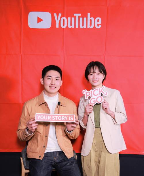 고낙균 대표와 이민지 PD가 지난달 14일 유튜브 주최 ‘유튜브 크리에이터와 대화’ 행사에서 ‘당신의 이야기가 바로 픽고’라는 메시지가 적힌 손팻말을 들고 있는 모습. 유튜브 제공