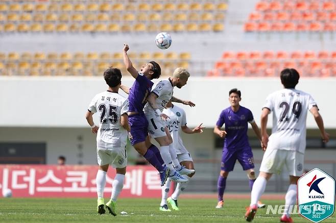 [서울=뉴시스]프로축구 K리그2 안산-안양 (사진 = 프로축구연맹 제공)