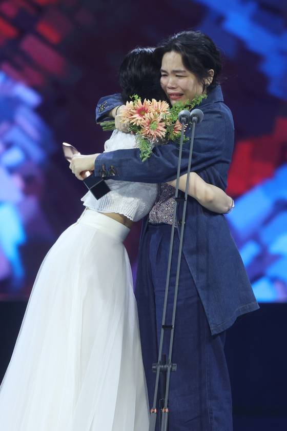 제58회 백상예술대상 연극부문 젊은연극상 '이것은 어쩌면 실패담, 원래 제목은 인투디언노운(미지의 세계로, 엘사 아님)' 김미란 연출이 한예종 동기 배우 박소담과 시상자·수상자로 만나 축하의 포옹을 나누고 있다. 〈사진=백상예술대상 특별취재단〉