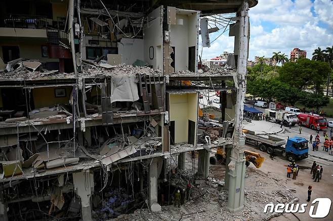 쿠바 수도 아바나 시내의 사라토가 호텔에서 지난 6일(현지시간) 발생한 가스 유출 추정 폭발에 의한 사망자가 27명으로 늘어난 가운데 구조 당국은 7일 무너진 건물에서 생존자 수색 작업을 벌이고 있다. © AFP=뉴스1