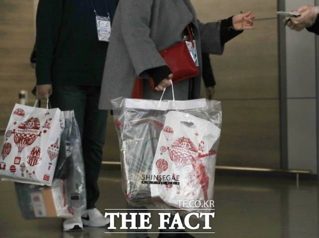 코로나19 여파로 업황이 악화한 면세업계가 최근 사회적 거리두기 해제, 리오프닝 등에 맞춰 다시 고객 유치에 공을 들이고 있다. /뉴시스