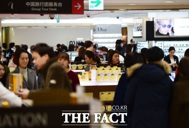 면세업계는 코로나19 여파로 지난 2년간 실적 하락세가 이어졌다. 면세산업 전체의 상황도 마찬가지다. /배정한 기자