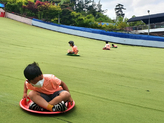 잔디썰매타기 모습. 사진=보은교육지원청 제공