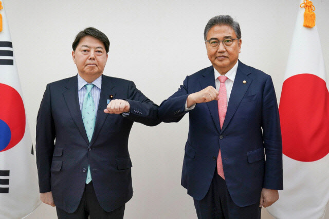 박진(오른쪽) 외교부 장관 후보자가 9일 하야시 요시마사 일본 외무상과 회담에 앞서 기념 촬영을 하고 있다.(사진=외교부)