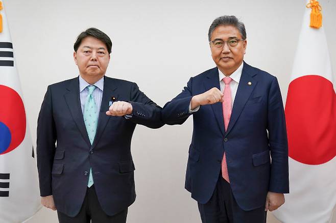 박진(오른쪽) 외교부 장관 후보자는 9일 서울에서 하야시 요시마사 일본 외무상과 회담했다. 양측이 팔꿈치 인사를 하는 모습. (사진=외교부)