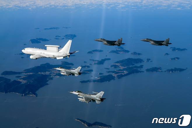 지난 1월1일 오전 공군 항공통제기 E-737 '피스아이'(왼쪽 맨 앞)가 F-15K, KF-16 전투기의 엄호를 받으며 서해 상공을 비행하고 있다. (국방부 제공) © 뉴스1