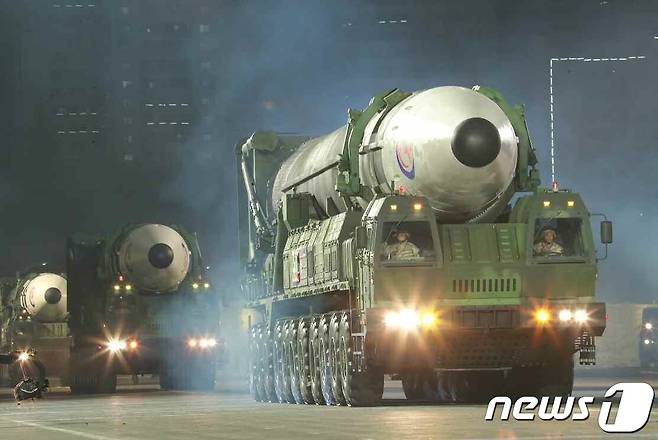 (평양 노동신문=뉴스1) = 북한의 대륙간탄도미사일(ICBM) '화성-17형'. [국내에서만 사용가능. 재배포 금지. DB 금지. For Use Only in the Republic of Korea. Redistribution Prohibited] rodongphoto@news1.kr
