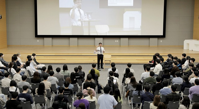 4일 판교 R&D 센터에서 열린 'TJ와의 대화'에서 김택진 엔씨소프트 대표가 신입사원들의 질문에 답하고 있다. /엔씨소프트 제공