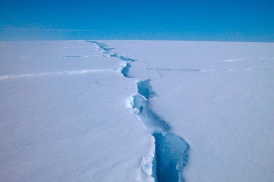 남극 대륙에서 세번째로 큰 아메리 빙붕의 '흔들리는 치아' 지점 모습으로 이 곳에서 무려 3천150억t에 이르는 거대 빙산 'D28'이 분리됐다. 이 빙산의 면적은 1천636㎢에 달한다. [이미지출처=연합뉴스]