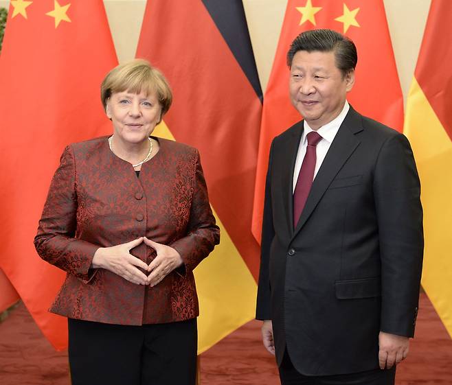 2015년 10월 29일 중국을 방문한 앙겔라 메르켈 독일 총리가 베이징 조어대 국빈관에서 시진핑 중국 국가주석과 정상회담을 갖기에 앞서 사진 촬영을 하고 있다. 메르켈 총리의 8번째 중국 방문이었다. /AP 뉴시스