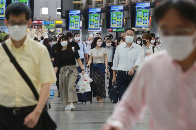 일본 도쿄에서 6일 신종 코로나바이러스 감염증(코로나19) 예방 마스크를 쓴 시민들이 기차역 구내를 걸어가고 있다. /연합뉴스