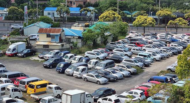 지난 5일 제주시 화북일동의 한 중고차 매장에 차량들이 주차돼 있다. /고성민 기자