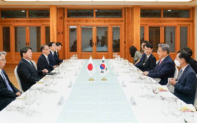 박진 외교부 장관 후보자(오른쪽 두번째)는 9일 서울에서 하야시 요시마사 일본 외무상과 회담했다. /외교부 제공