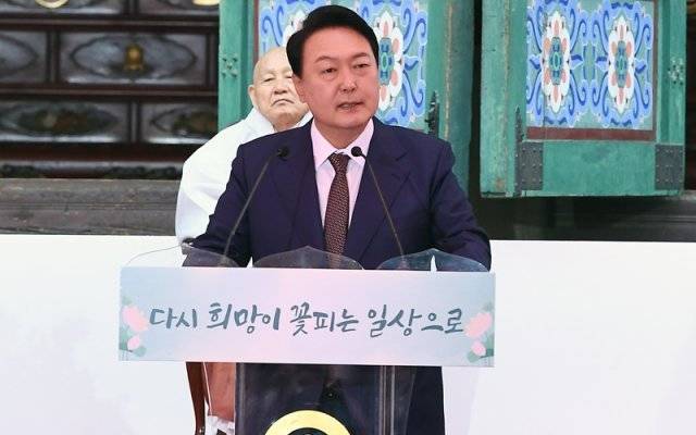 윤석열 대통령 당선인이 8일 서울 종로구 조계사에서 열린 부처님 오신 날 불기 2566(2022)년 법요식에 참석해 축사하고 있다. 인수위사진기자단