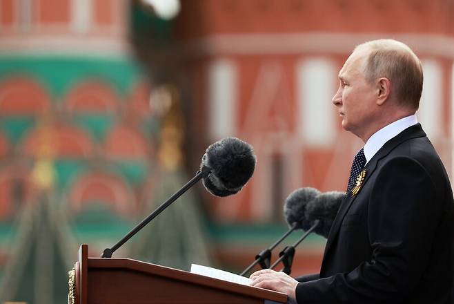 블라디미르 푸틴 러시아 대통령이 9일 모스크바에서 열린 2차대전 승전 기념일 행사에서 연설을 하고 있다. 모스크바/EPA 연합뉴스
