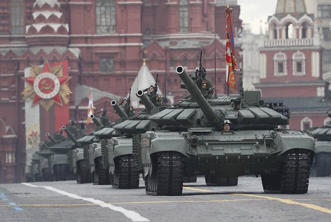 러시아 2차 대전 승전기념일인 9일 모스크바에서 열린 열병식에서 탱크들이 행진하고 있다. 모스크바/EPA 연합뉴스