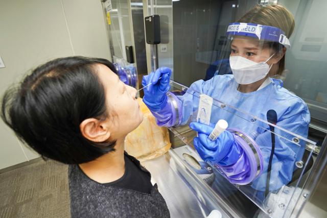 9일 오전 서울 서초구 삼광의료재단에 마련된 '해외 입·출국 코로나19 전용 검사센터'에서 한국여행업협회 관계자가 PCR검사를 받고 있다. 사진공동취재단