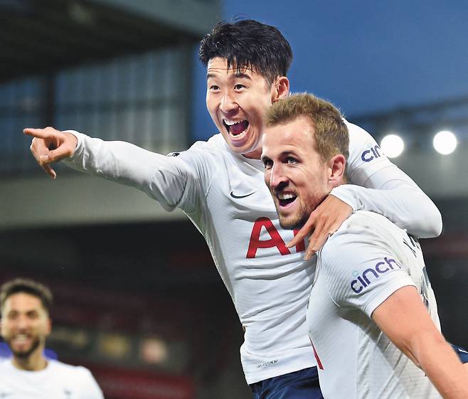 토트넘 손흥민(왼쪽)이 8일 리버풀전에서 선제골을 터트린 뒤 팀 동료 케인의 품에 안겨 기뻐하고 있다. 1-1 무승부를 기록한 토트넘은 유럽 챔피언스리그 진출을 다투고 있는 4위 아스날과 13일 맞대결을 펼친다. [AFP=연합뉴스]