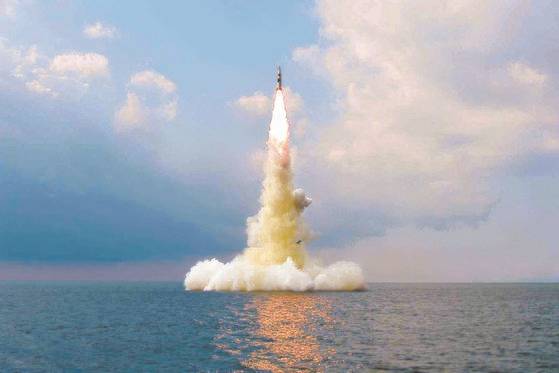 북한이 지난해 10월 8·24 영웅함에서 잠수함발사탄도미사일을 시험발사하는 모습. 군 당국은 북한이 지난 7일 전력화를 위해 후속 시험발사를 한 것으로 보고 있다. [뉴스1]