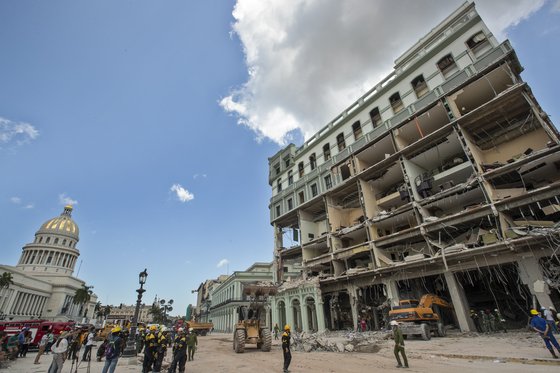 지난 6일(현지시간) 쿠바 수도 아바나의 5성급 호텔 '사라토가'에서 발생한 폭발로 최소 27명이 사망했다. 8일 구조대원들이 현장을 살펴보고 있다. EPA=연합뉴스