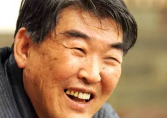 The poet Kim Chi-ha sits for an interview with the Kyunghyang Shinmun in May 2009 when he published the collection of essays, Messed-up Poems, and the collection of essays, Bangkok Network. Kim Mun-seok