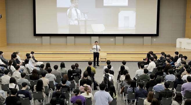 엔씨소프트는 김택진 대표와 신입사원이 만나 대화하는 'TJ와의 대화' 행사를 열었다. /사진=엔씨소프트