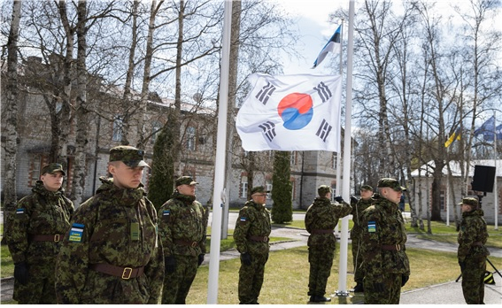 지난 5일 오후 에스토니아 탈린 NATO CCDCOE 본부에서 신규 정회원 가입국인 대한민국 국기가 게양되고 있다. /사진제공=CCDCOE