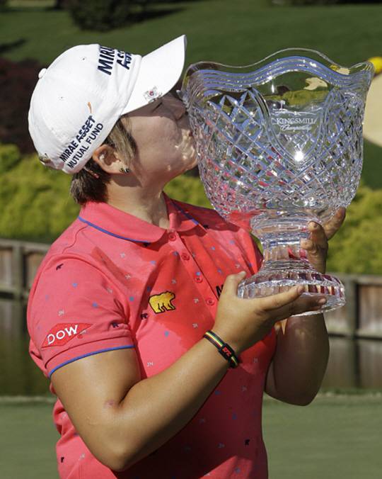 신지애가 지난 2012년 9월 미국 버지니아주 윌리엄스버그의 킹스밀리조트 리버코스에서 열린 LPGA투어 킹스밀 챔피언십에서 무려 9차 연장 끝에 우승한 뒤 트로피에 입을 맞추고 있다.  AP 뉴시스